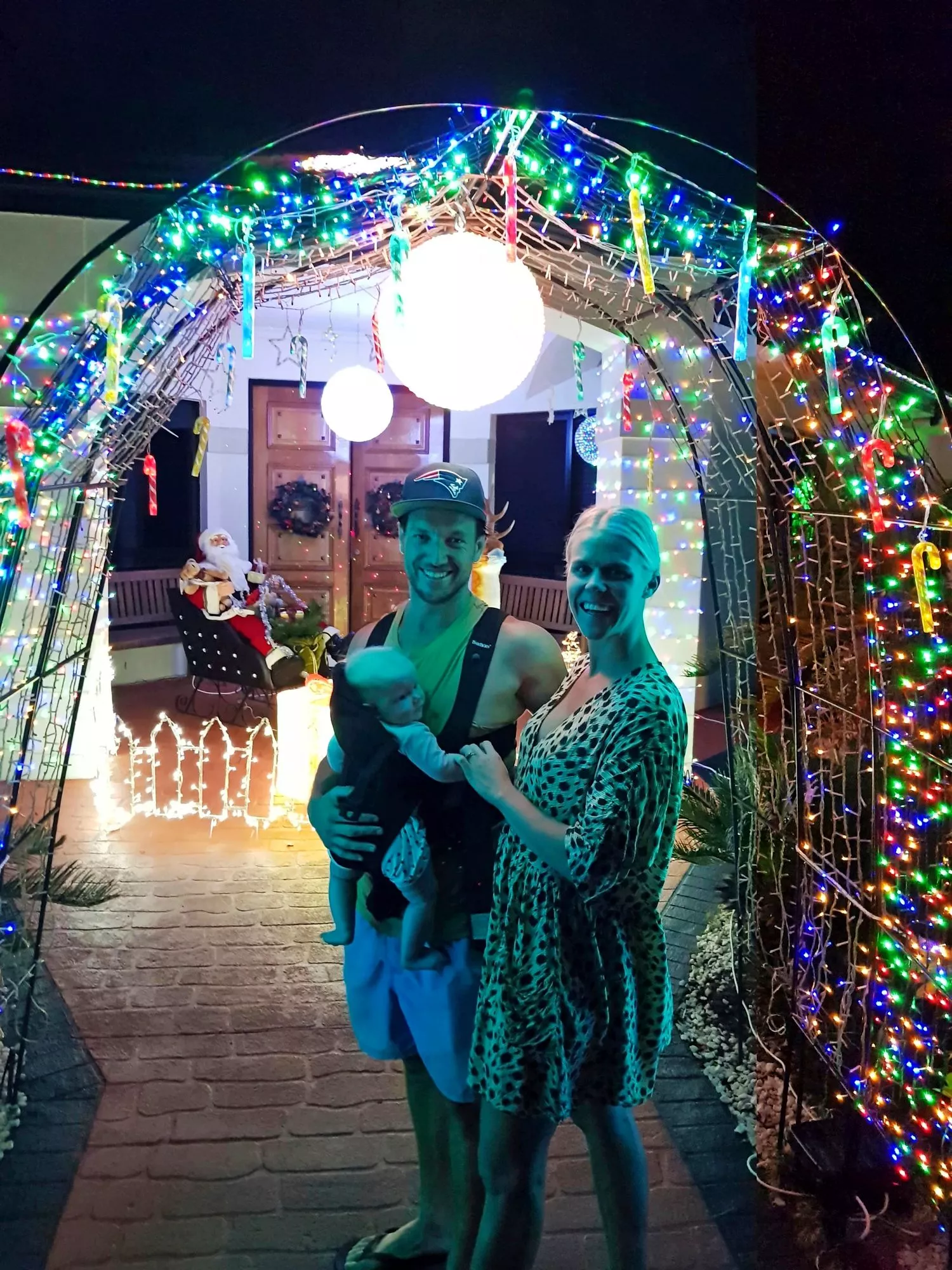 Rickin, Leigh-puolison ja lasten australialaiseen jouluun Sunshine Coastilla kuuluvat niin joulupukki kuin värikkäät jouluvalotkin.
