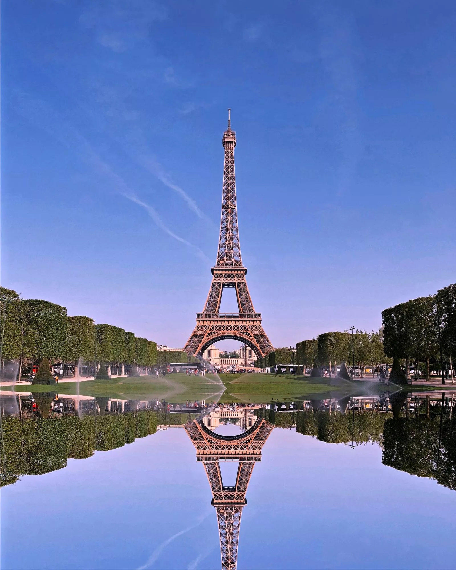 Ikoninen Eiffel-torni on Niina Laitiselle tuttu vain leffoista ja kirjoista.