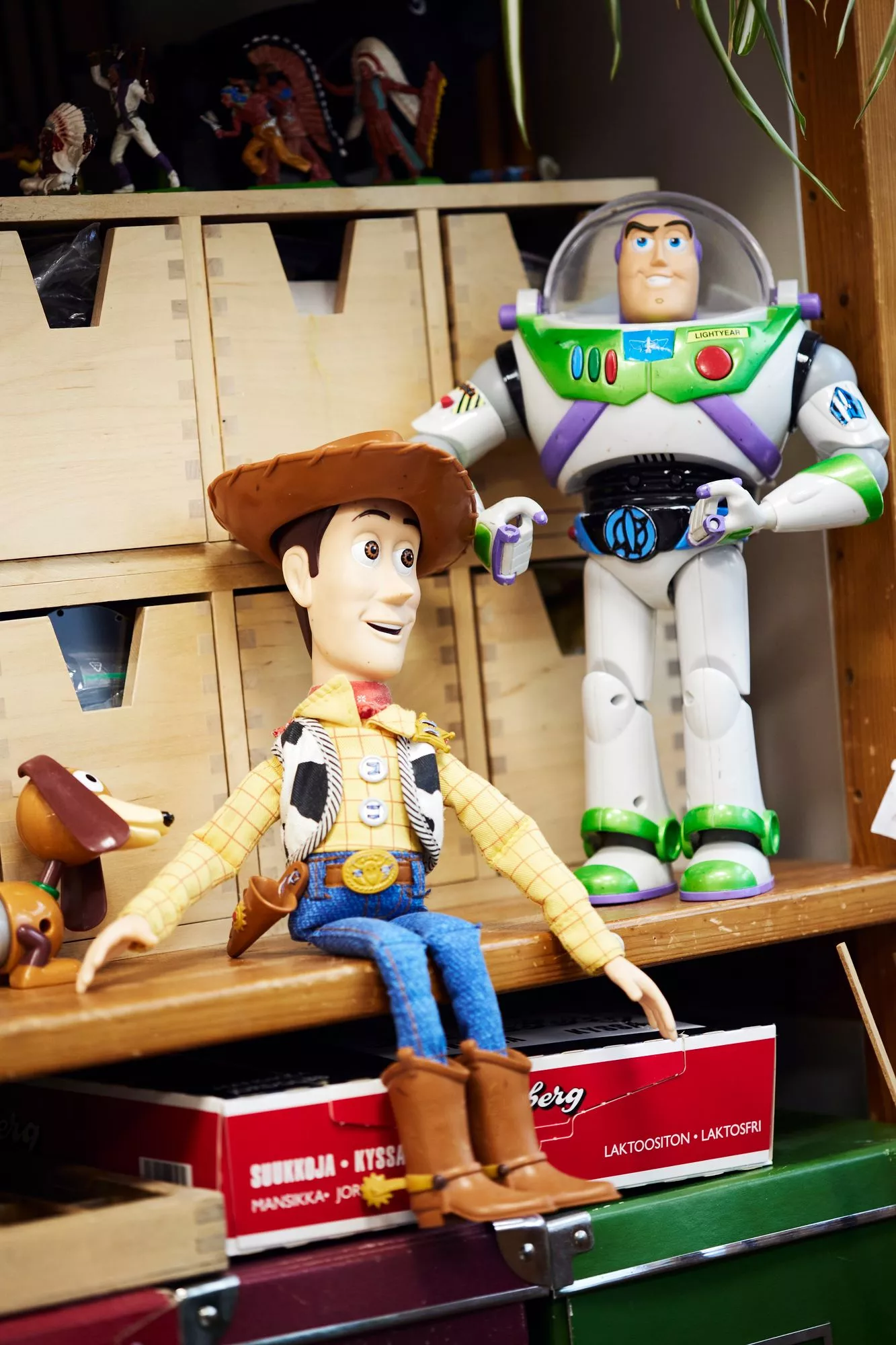 Verstaan työhuoneessa lelut on aseteltu vei­keästi hyllyille. Toy Story -elokuvista tutut hahmot ovat Marian suosikkeja. 