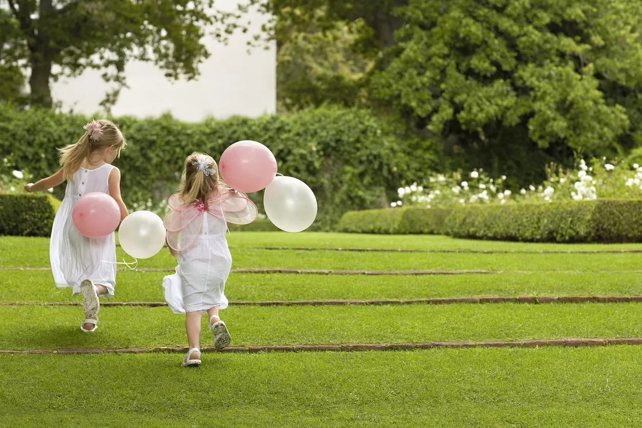 Lapsivieraat voi huomioida sellaisinkin leikkivälinein, jotka vain nostattavat juhlatunnelmaa, kuten ilmapalloilla tai kauniilla serpentiinillä.