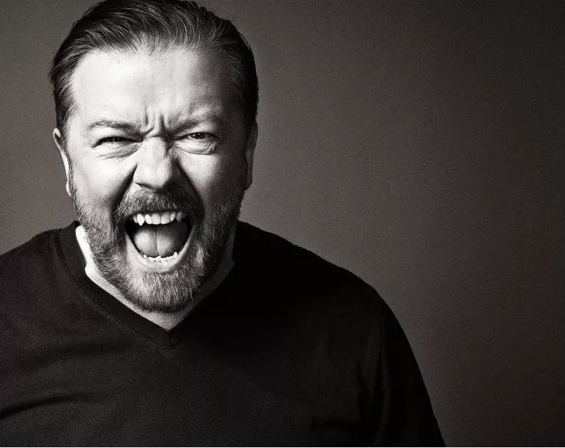 Helsingin Jäähallin maaliskuussa 2023 loppuunmyynyt rääväsuu Ricky Gervais on nykykoomikoista tunnetuimpia mustan huumorin viljelijöitä.