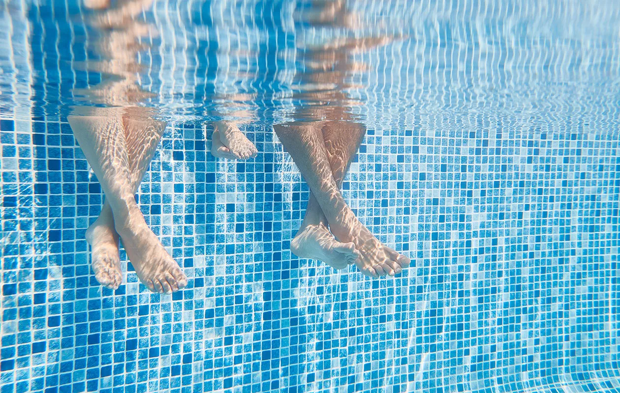 Legionella: pariskunnan jalat uima-altaassa.
