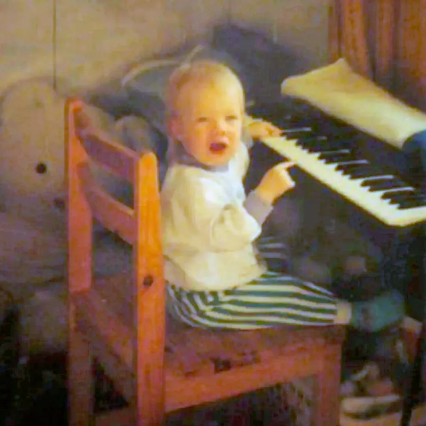 – Musiikki tuli tärkeäksi minulle jo lapsena. Soitan edelleen pianoa.