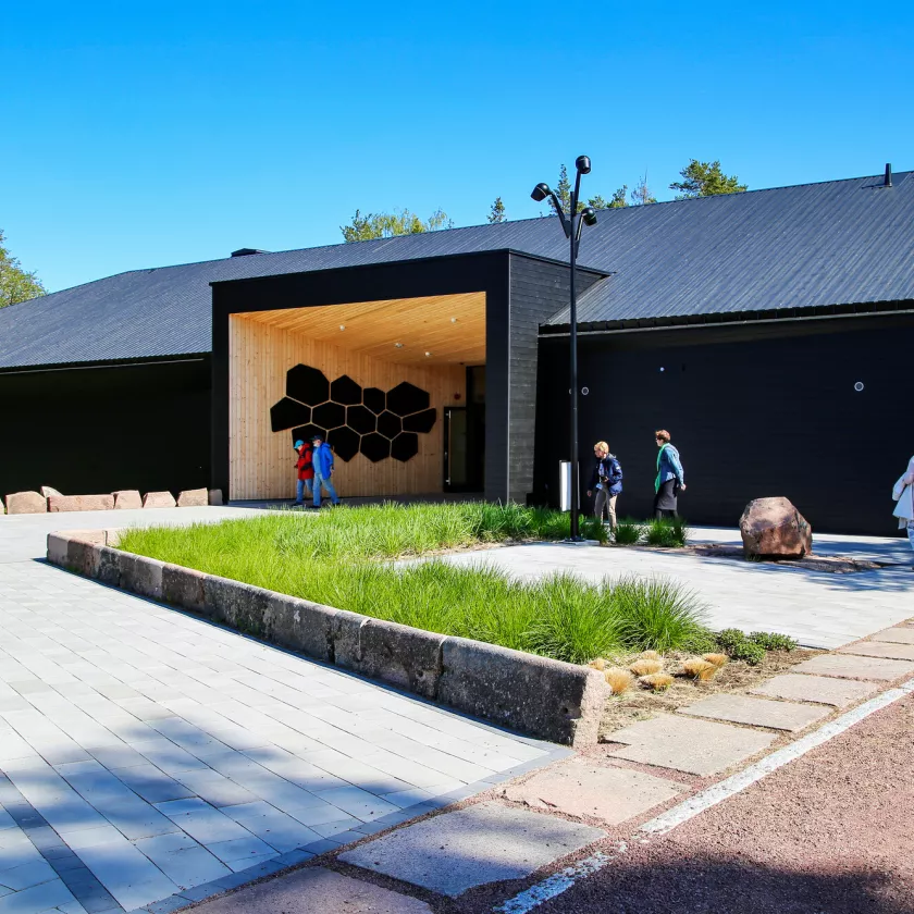 Bomarsundin uusi vierailukeskus tarjoaa kiehtovan aikahypyn Ahvenanmaan historiaan. Sisäänpääsymaksu on aikuisilta 8 euroa.