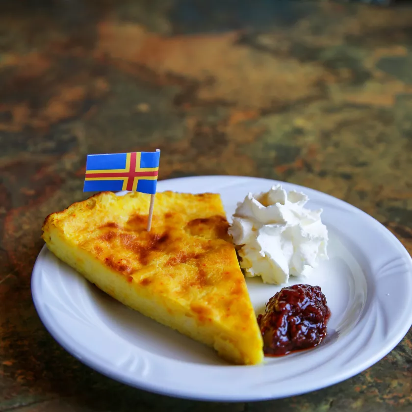 Ahvenanmaan pannukakku on suosikkiherkku myös Lolo’s Seaside Cafessa. Maku syntyy mannasuurimoista ja kardemummasta.