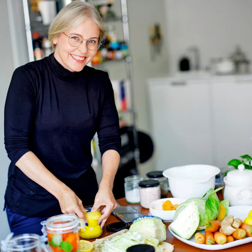 Säilöntä. Susanna Vento fermentoi kasviksia keittiössä.