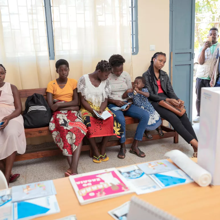 Mosambik. Jangamon sairaalan ehkäisy- ja äitiysneuvola tarjoaa ilmaiseksi ehkäisyvälineitä ja asentaa kierukoita sekä ehkäisykapseleita. Nykyaikainen ehkäisy on toistaiseksi vain joka neljännen mosambikilaisen ulottuvilla.