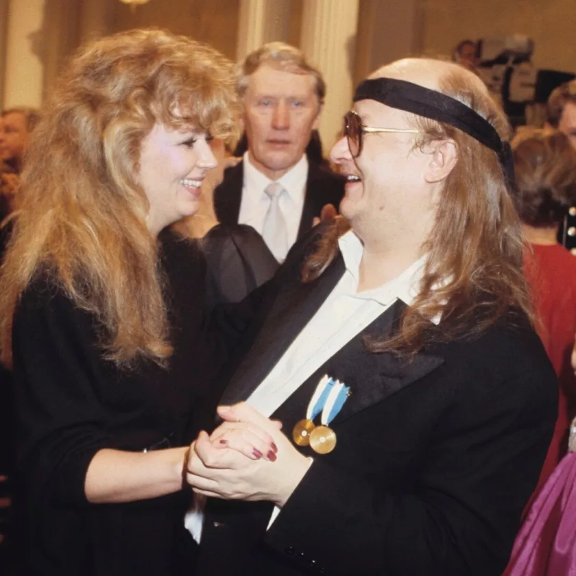 Juice Leskinen herätti pahennusta suomalaisissa vuonna 1986 kietomalla solmionsa otsapannaksi. Seuralaisena Tarja-vaimo.