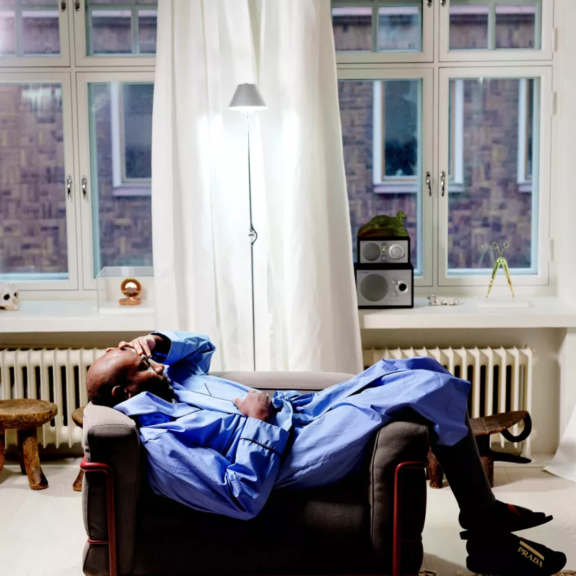 Muotoilija ja taiteilija Lincoln Kayiwa käyttää kotioloissa rentoja vaatteita.