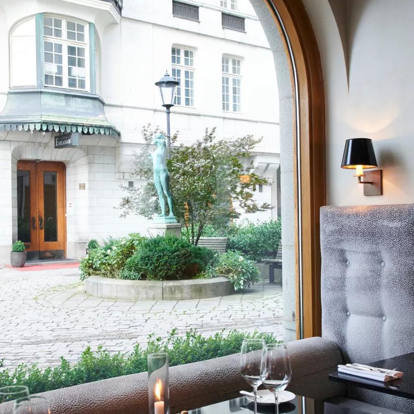 Hotel Diplomat on yksi Tukholman klassikoista. Östermalmin sydämessä sijaitsevan hotellin ravintola on tyylikäs kohtaamispaikka paikallisille. Talvisin aulan takkatulen äärellä voi nauttia tunnelmallisen lasillisen.