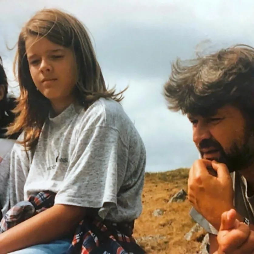 Matkalla tuulisessa Skotlannissa äiti Kristiinan ja isä Eeron kanssa 1989, kuvan otti isosisko Verna.
