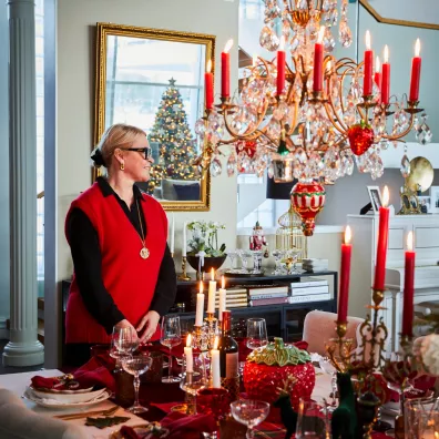 Hanna-Stiina pukeutuu jouluna usein punaiseen. Upea keittiö värillisine laattoineen toimii hyvänä taustana joulun keittiöpuuhille. Suuri saareke täyttyy joulun herkuista ja toimii tarjoilupaikkana, josta on helppo kerätä ruoat lautasille ja siirtyä pöytään.