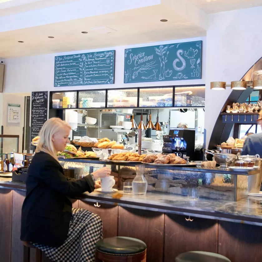 Café Saturnus on paikallisten suosikki, ja siellä pääseekin ehtaan tukholmalaistunnelmaan soljuvan ruotsin kielen kaikuessa brunssin taustanauhana. Tukholma ravintolat