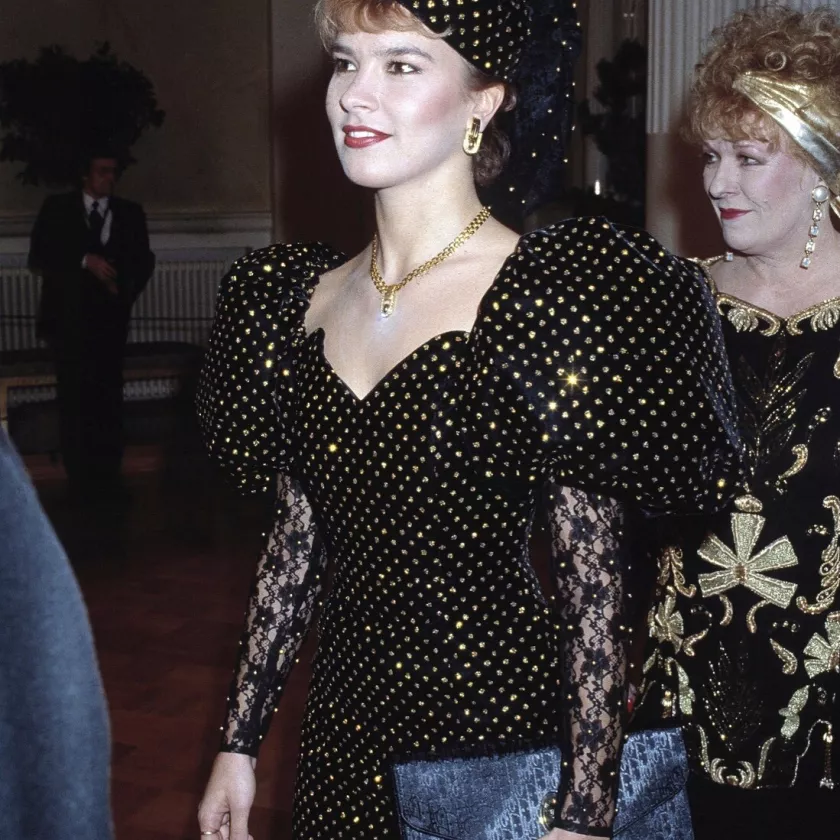 Tangokuningatar Arja Korisevan pillerirasiahattu herätti keskustelua vuonna 1990.