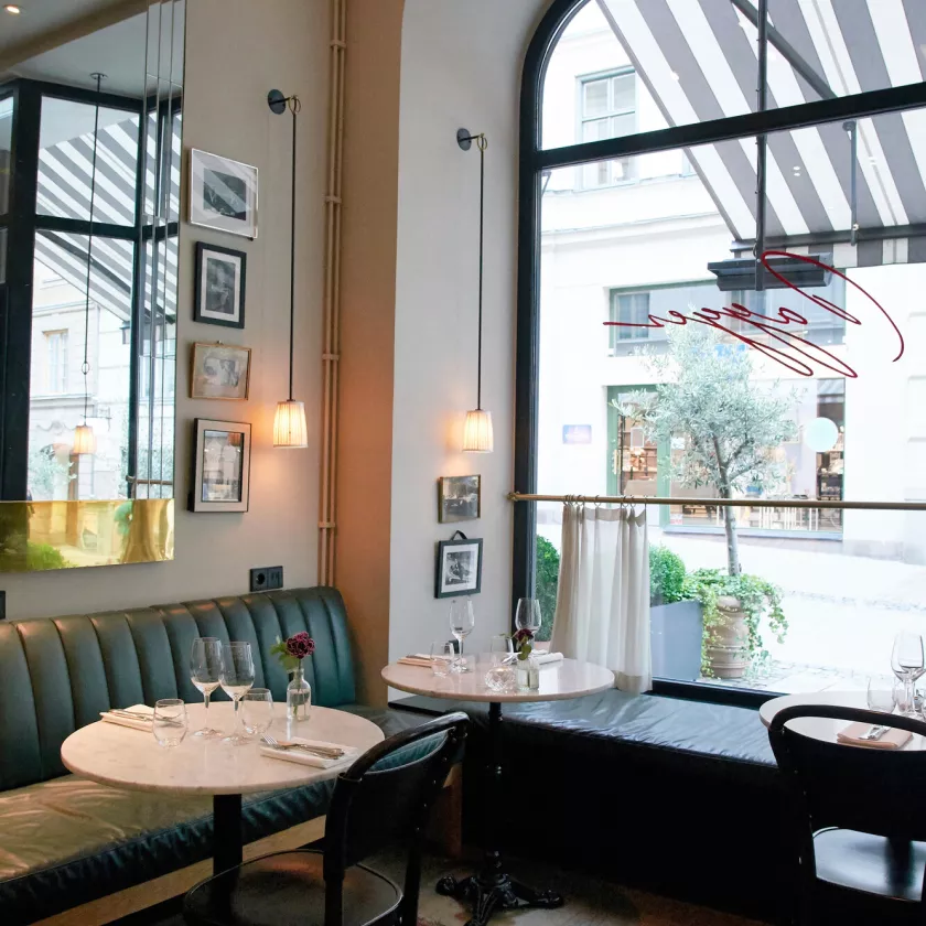 Villa Dagmar -hotellin kyljessä toimiva pariisilaistyyppinen kahvila palvelee niin teen, drinkin kuin lounaankin mittaisella paussilla.
