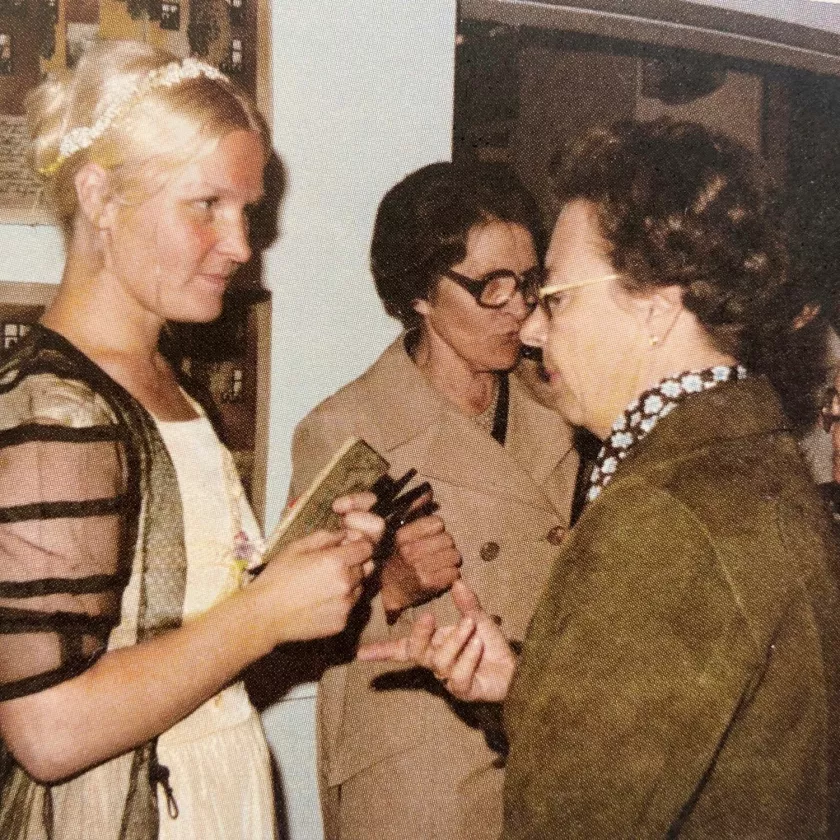 Heljä Liukko-Sundström juhli esikoiskirjaansa vuonna 1977. – Kuvassa Mona Donner onnittelee minua ja opettajaäitini seisoo taustalla.