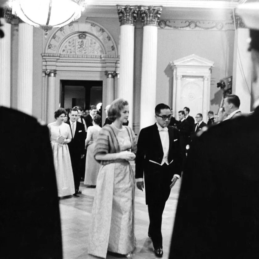 Maailman kauneimmaksi vuonna 1952 kruunattu Armi Kuusela saapui puolisonsa Gil Hilarion kanssa Presidentinlinnaan 1962.