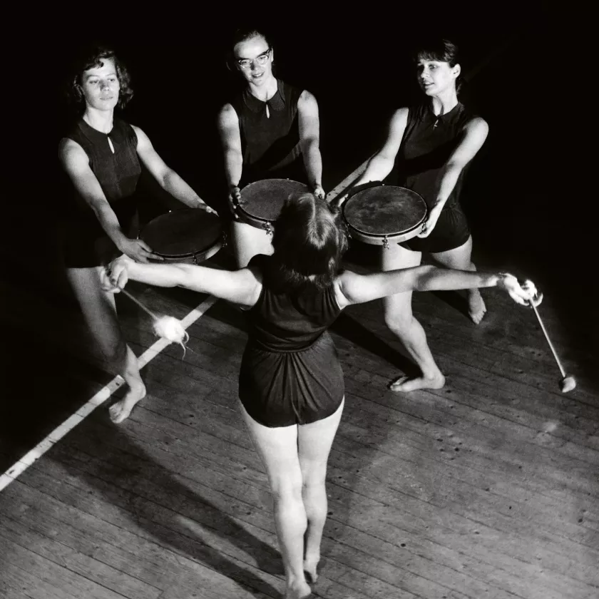 Tamburiinin lyöminen oli tarkkaa hommaa. Tässä yliopisto-opiskelijat harjoittelevat oikeaa rytmiä vuonna 1957.