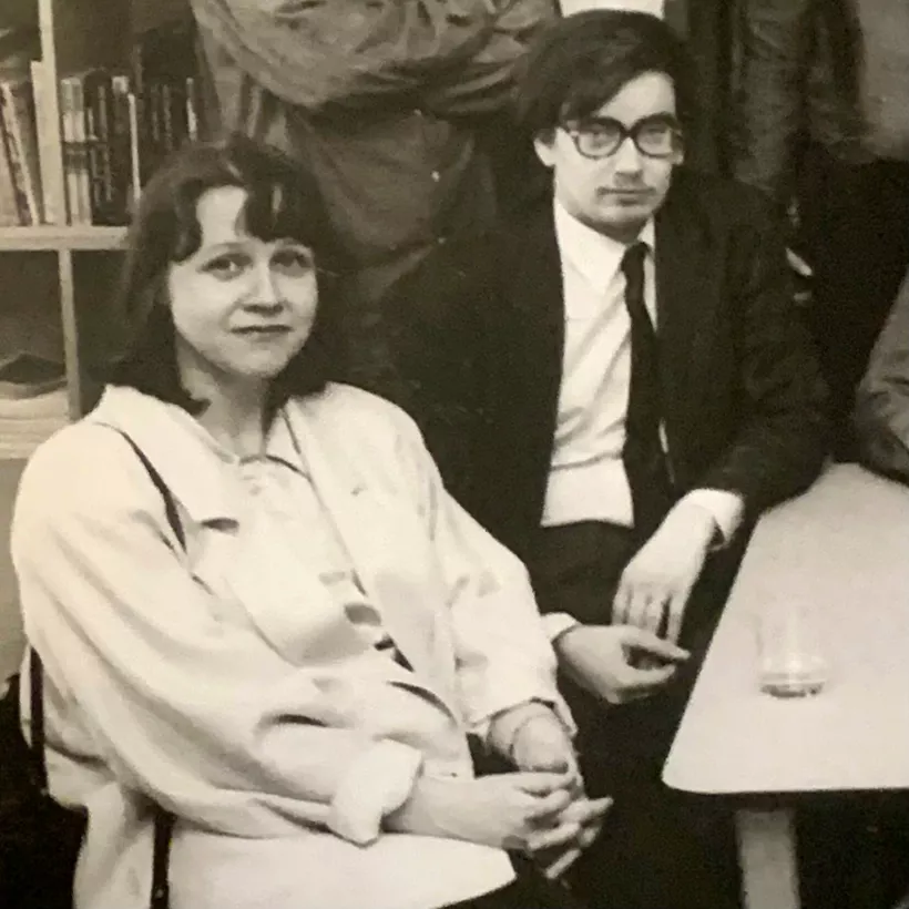Nuori Helsingin Kalliossa asuva pariskunta, Virpi ja Jaakko lähdössä juhlimaan 1970-luvulla.