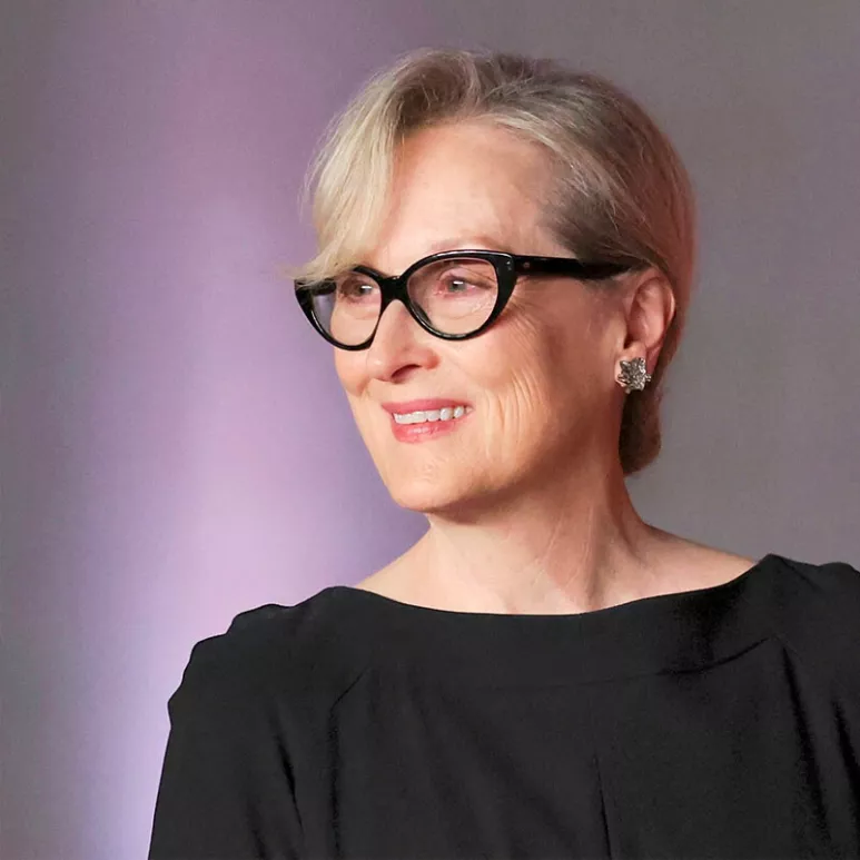 Hiustrendit 2024: Aina upea Meryl Streep on kammannut pitkän otsatukan sivuun.