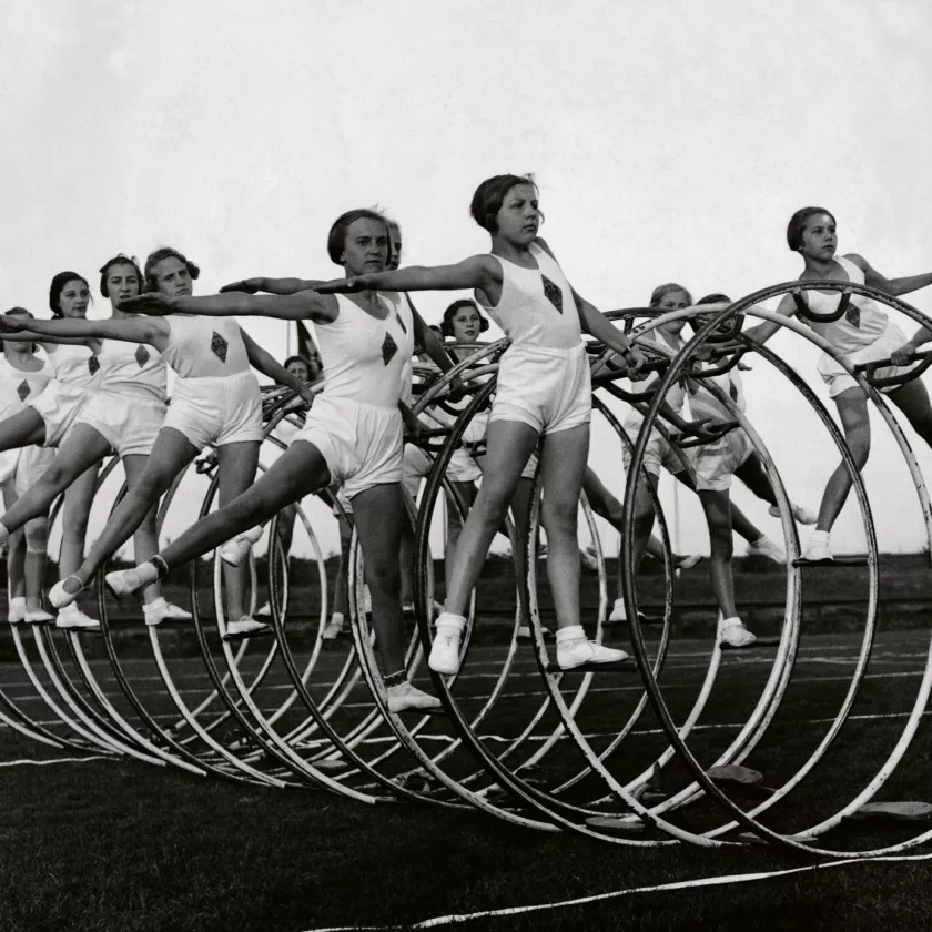 Pallo, keila vai nauha? Nämä voimistelijat vuonna 1936 valitsivat vanteen.