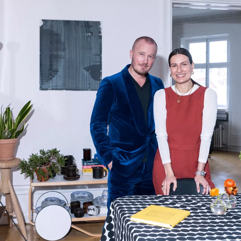Myös Elnan aviomies Erik Andersson on kiinnostunut muodista. – Kun lähdemme ulos syömään tai edustamaan, koordinoimme usein asumme. Erikin smokki on Gantin, Elnan mekko Marnin.