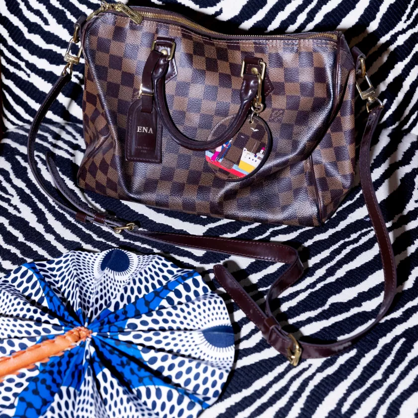 Louis Vuittonin Speedy-laukun Elna sai mieheltään 40-vuotislahjaksi. Sinivalkoinen viuhka on ystävän tuliainen Afrikasta.