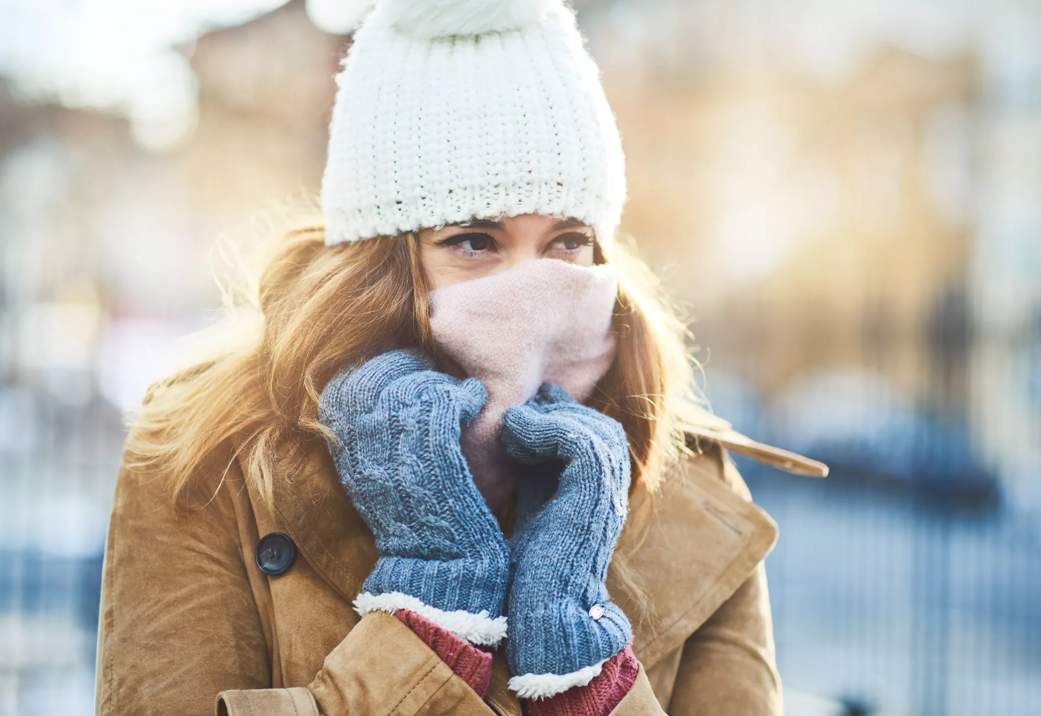 Couperosa iho kannattaa suojata lämpötilanvaihteluilta. Henkilö on peittänyt kasvonsa huivilla talvipäivänä.