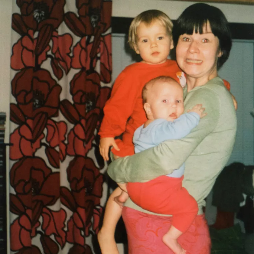 Marjut tyttäriensä Ronjan ja Venlan kanssa vuonna 2000.