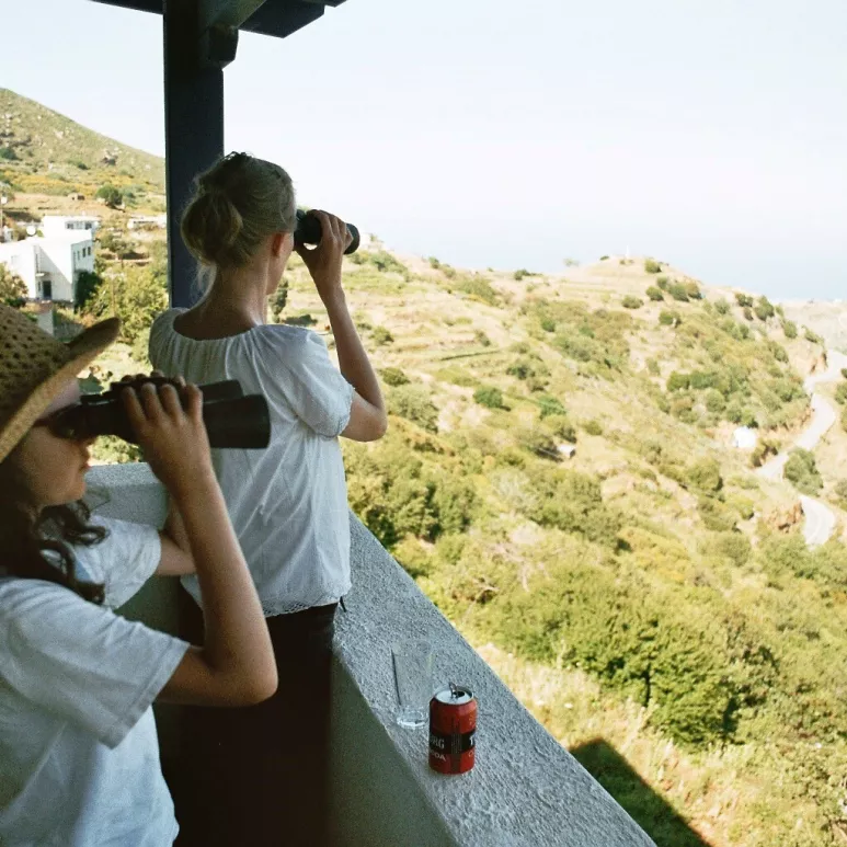 Kreikka on yksi Kauko Röyhkän lempikohteista. Loma-asunnon parvekkeelta tähystävät tytär Leila ja vaimo Olga vuonna 2007.