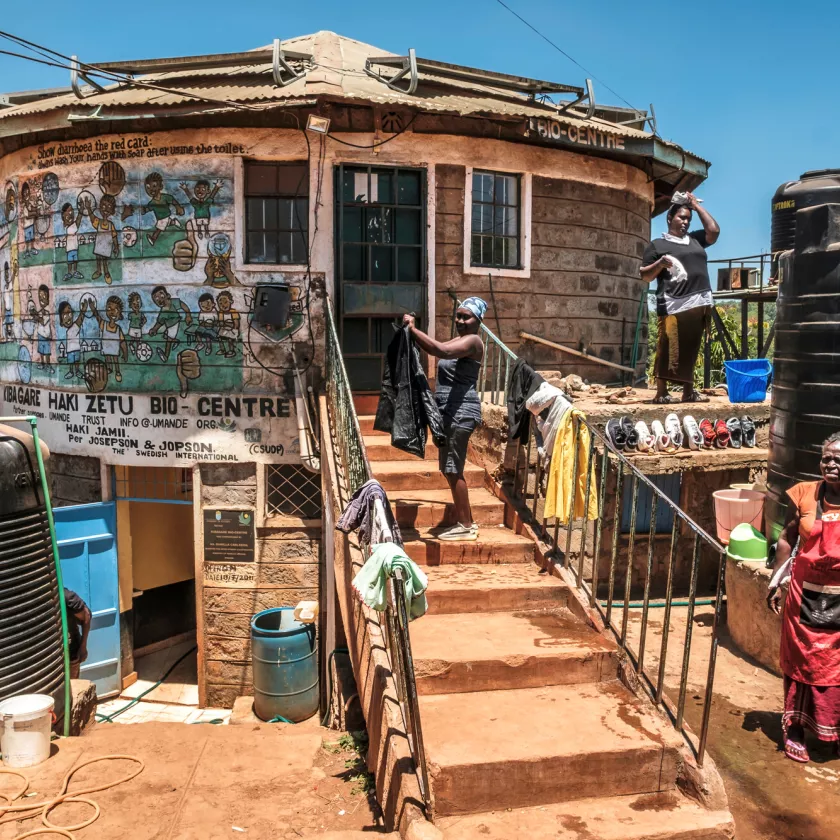 Kuusi biokeskusta palvelee Kibagaren 30 000 asukkaan vessa- ja vesitarpeita. Kaikissa Nairobin slummeissa ei ole näin hyviä palveluita.