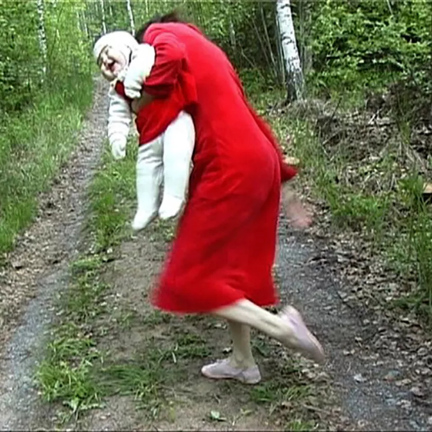 Mäntyharjulaisessa metsässä oli kylmä, kun Hanna ja Elina kuvasivat tanssielokuvaa.
