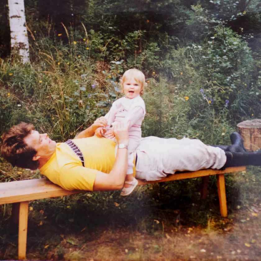 Anna isänsä kanssa mökillä Kesäniemessä vuonna 1986.