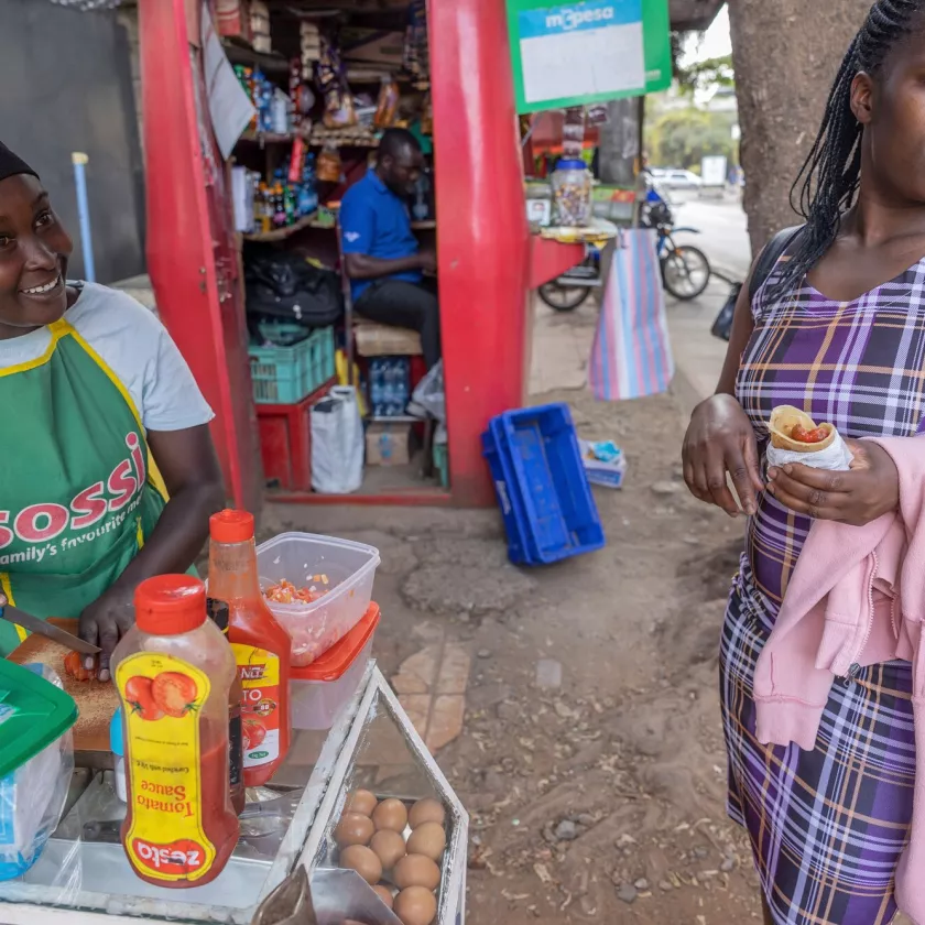 Jane Opir ostaa Aminalta, ”smochan”, jonka nimessä yhdistyvät smokey-makkara ja chapati-leipä. Herkku maksaa noin 40 senttiä. 