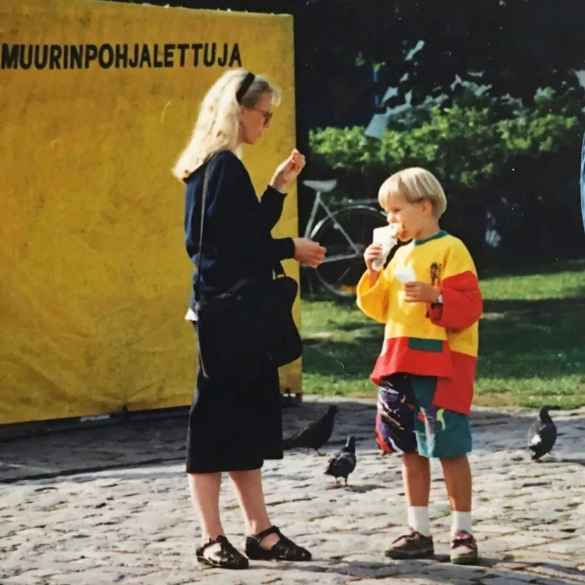 Mualiman napa! Olli äitinsä kanssa Kuopion torilla 1990-luvun alussa.
