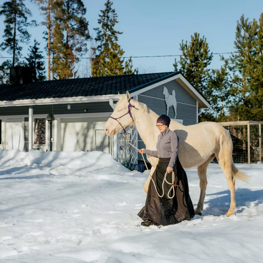 Anna / Kurikkalainen Miia Uusi-Ranta osti talon, josta löytyi hometta. Kuvissa Hönö-hevosen kanssa.