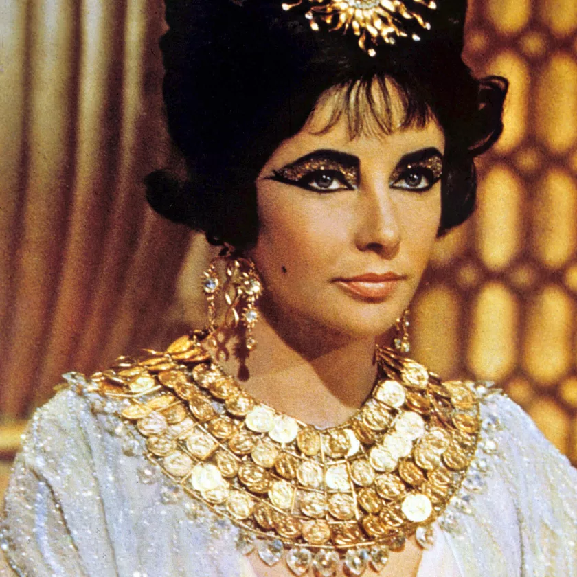 Historiallisissa spektaakkeli-elokuvissa nähtiin usein upeita koruja. Elisabeth Taylor elokuvassa Kleopatra vuonna 1963.