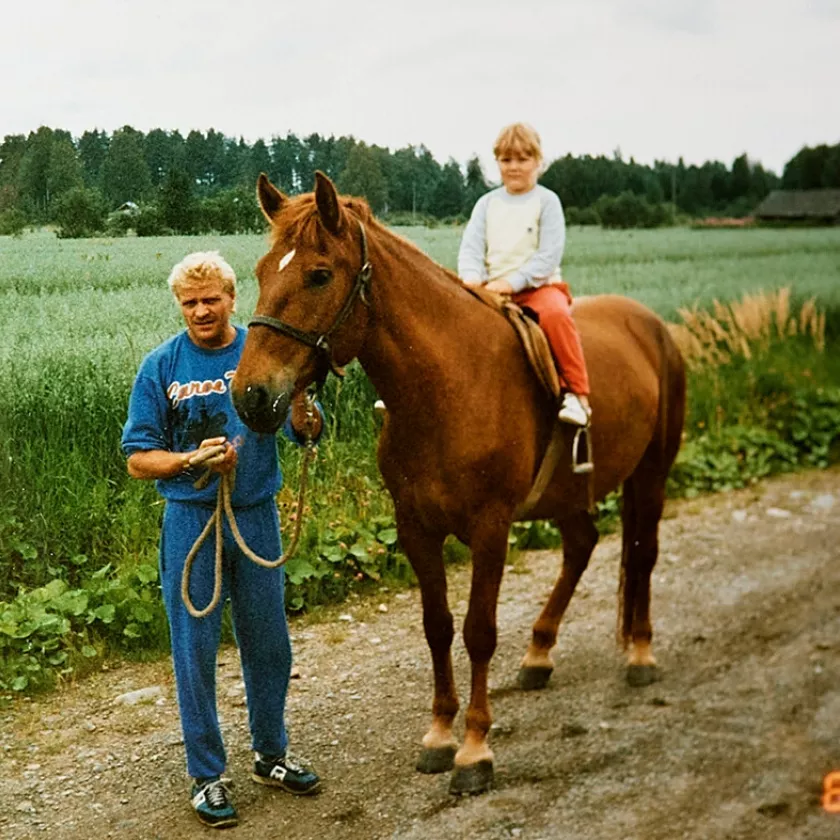 Erika Koivumäki 6-vuotiaana hevosen selässä.