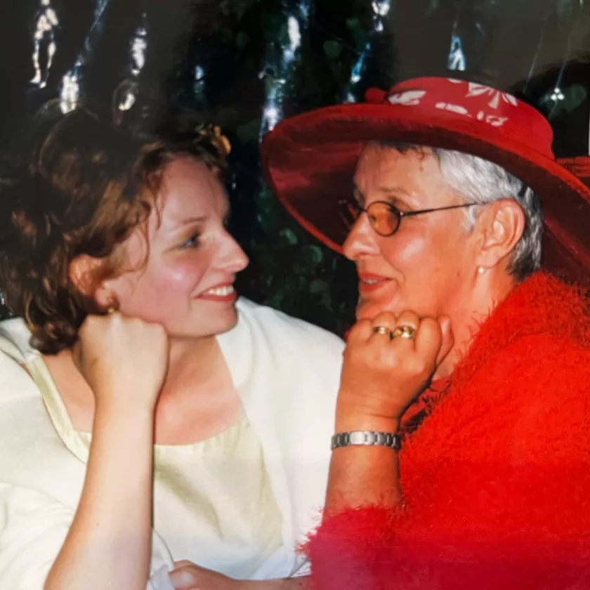 Kaisa äitinsä kanssa juhlimassa veljensä Pekan häitä vuonna 2001.