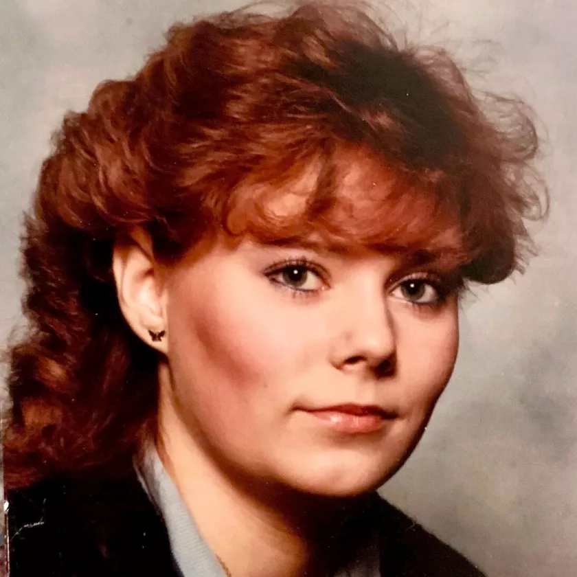 Vuonna 1985 hiuksissa oli punertava sävy ja kiharat.