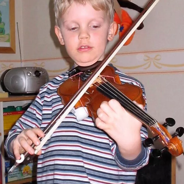 Viulunsoiton Kristian aloitti viisivuotiaana. © Anu Hälvän kotialbumi