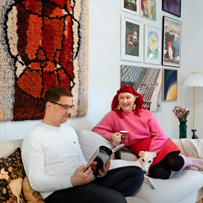 Liisa ja Ville viihtyvät kotona. Vapaa-ajalla luetaan, keskustellaan, kuunnellaan musiikkia ja nautitaan koirien seurasta.