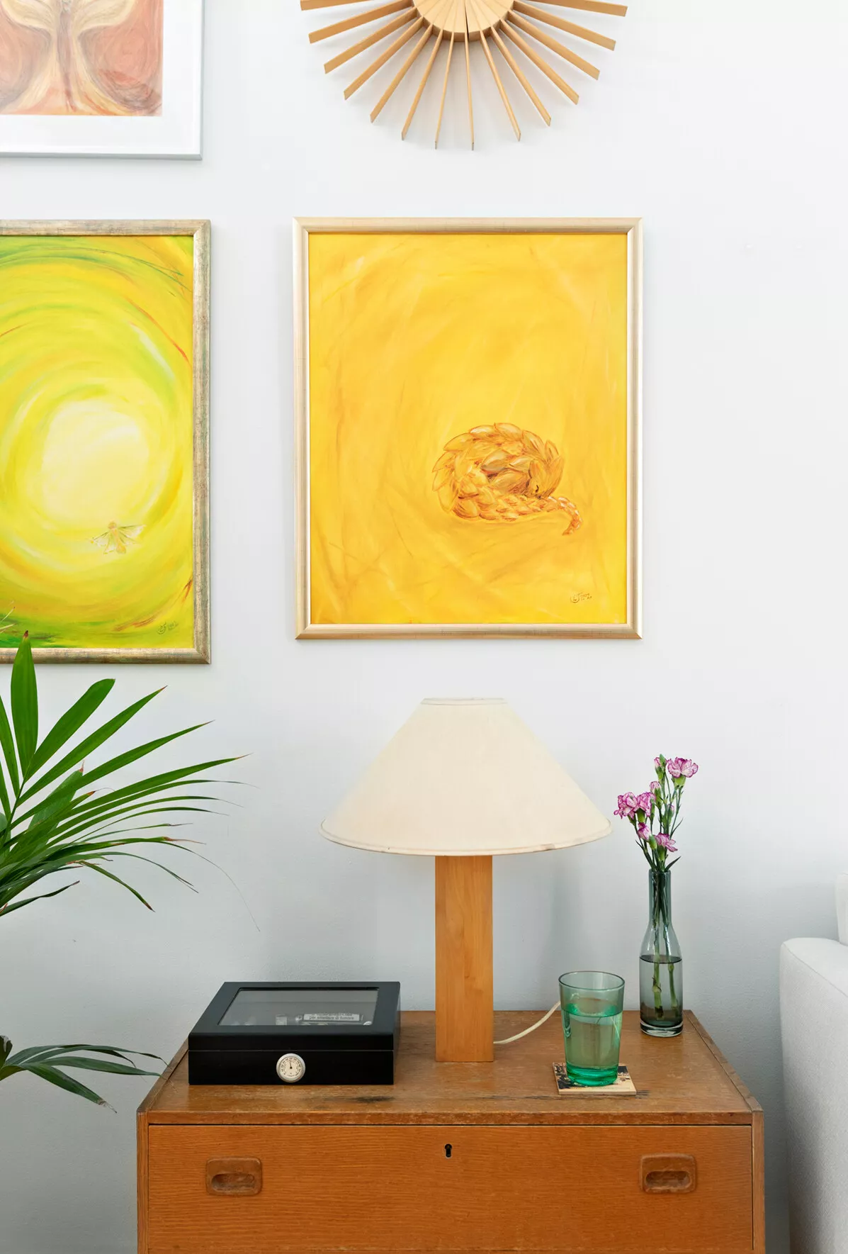 Liisan maalaamia teoksia on esillä eri puolilla asuntoa. Luovuuden Liisa on perinyt isältään.