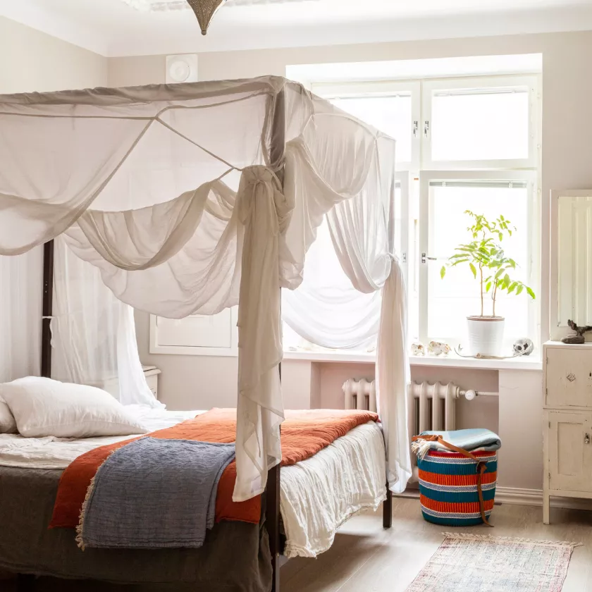 Netraudan sänkyä koristaa Elloksen Blanca-sänkykatos. Valkoisen lyhdyn Stiina osti syntymäpäivämatkalla Marokon Marrakechistä.