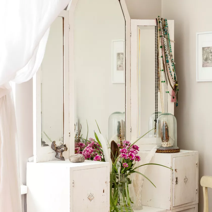 Makuuhuoneen peilipiironki oli alun perin tummanruskea, mutta Stiina maalasi sen valkoiseksi kalkkimaalilla.