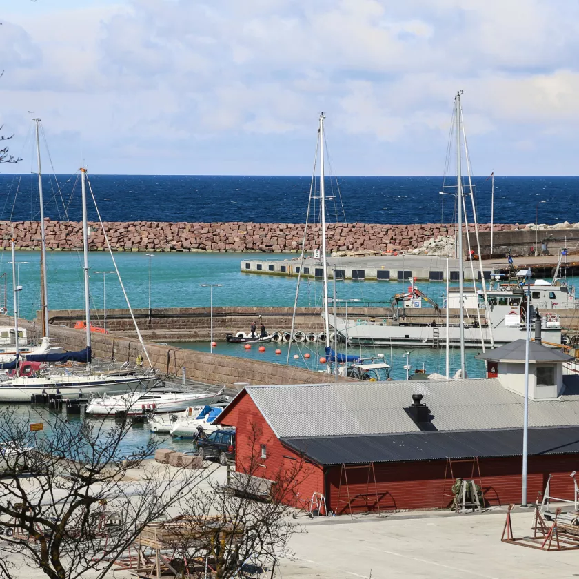 Risteilylaivat pysähtyvät aivan Visbyn edustalle, josta on kaupunkiin noin 1,5 kilometrin matka.