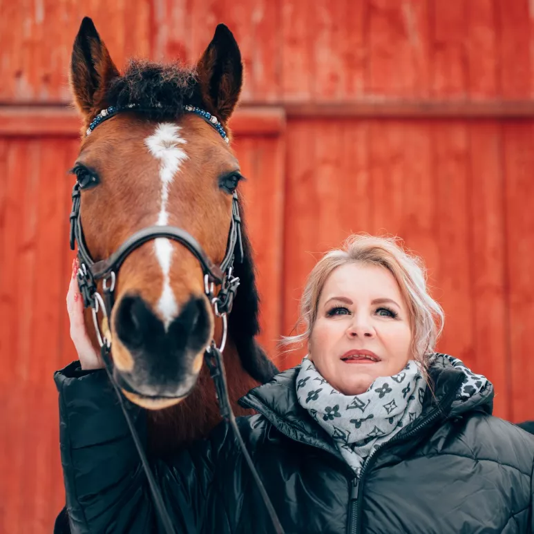 Elisa Toivola unohtaa ikävän sairautensa tehdessään käsitöitä tai puuhatessaan hevosten parissa. Kuvassa hänen Sarita-tyttärensä poni.