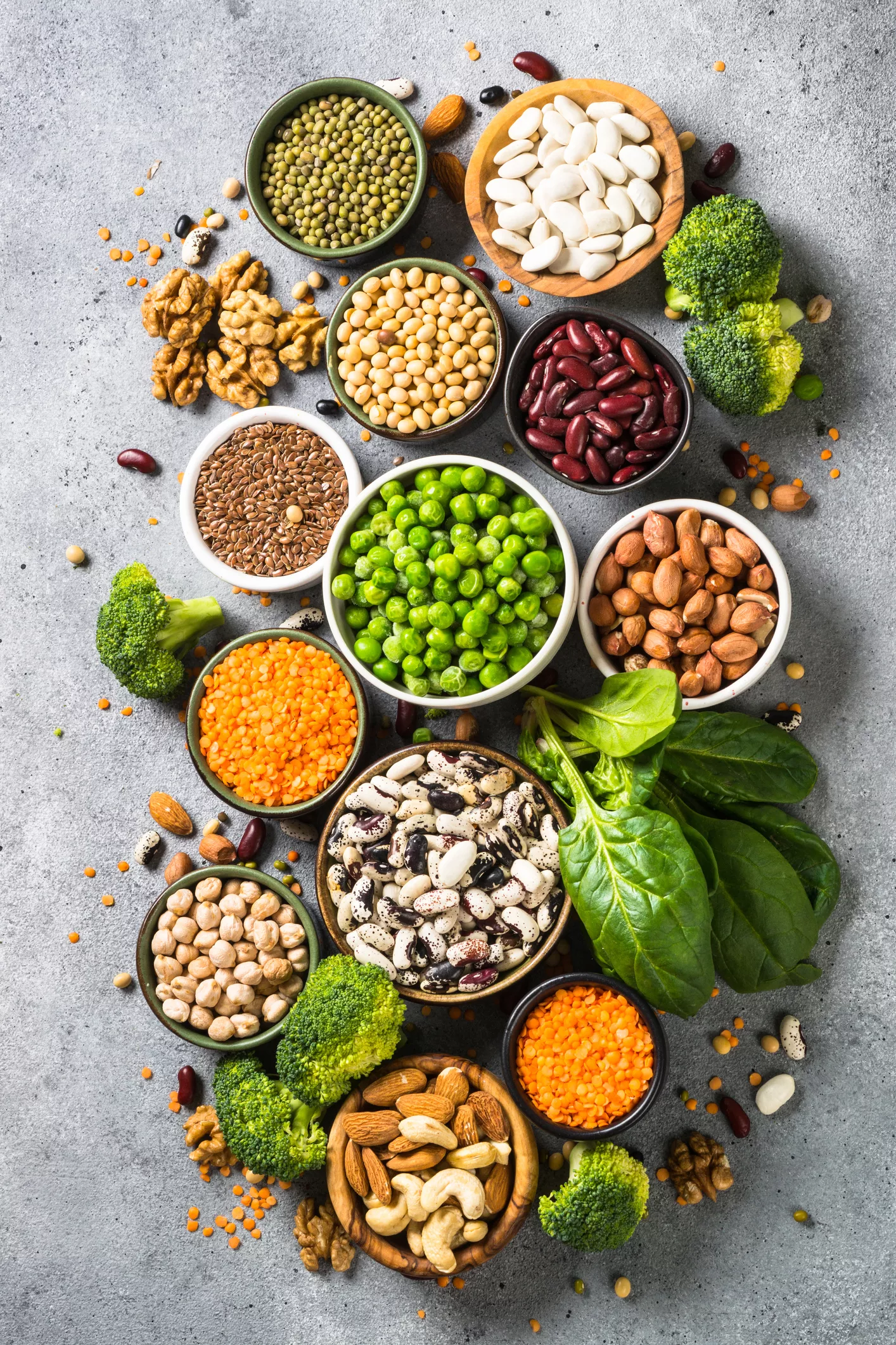 Karppaus ruokavalio. Erilaisia kasviproteiineja: papuja, linssejä, siemeniä ja pähkinöitä.