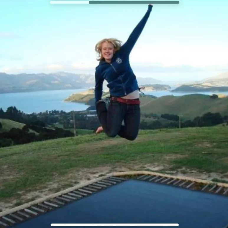 Fin Westerlund hyppii trampoliinilla Uuden-Seelannin maisemissa. 