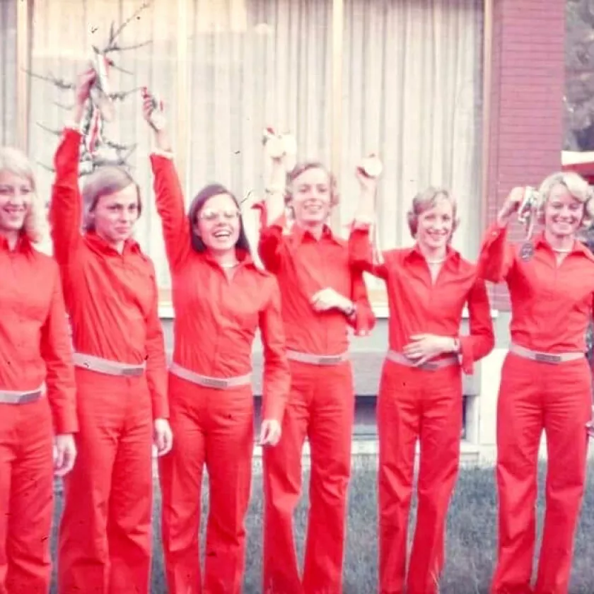 Suomen menestynyt naisjuokkue Roomassa 1974: juoksijat Marika Eklund, Mona-Lisa Pursiainen, Pirjo Häggman, Riitta Salin, Nina Holmén ja pituushyppääjä Pirkko Helenius.